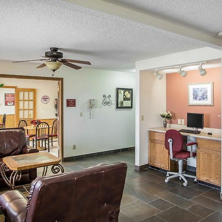 Econo Lodge Inn & Suites Dubuque Bagian luar foto