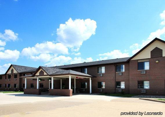 Econo Lodge Inn & Suites Dubuque Bagian luar foto