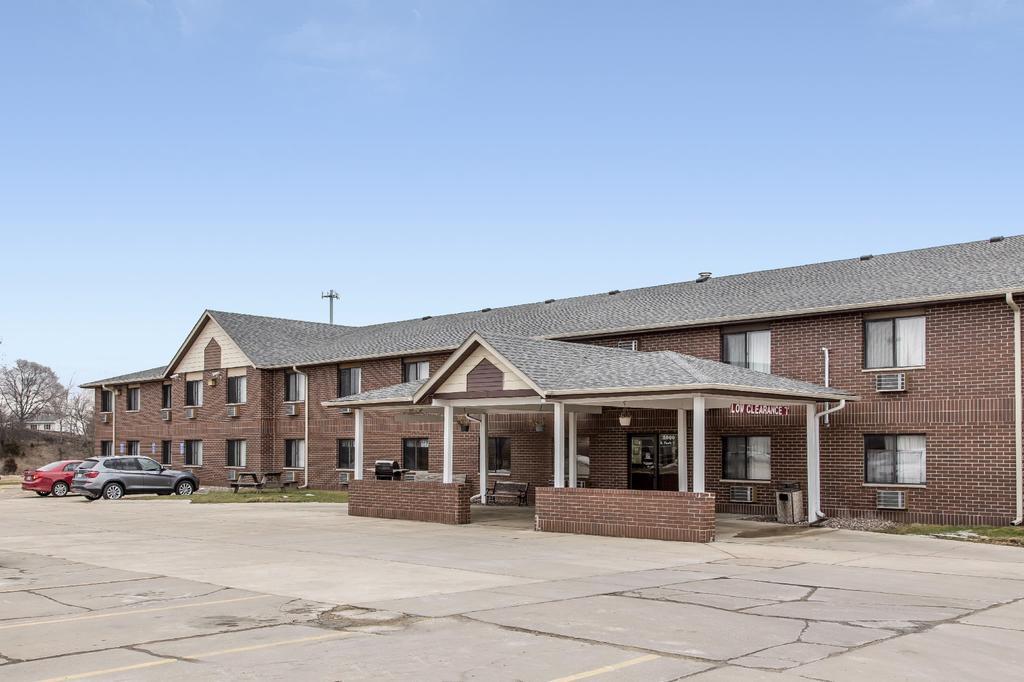 Econo Lodge Inn & Suites Dubuque Bagian luar foto