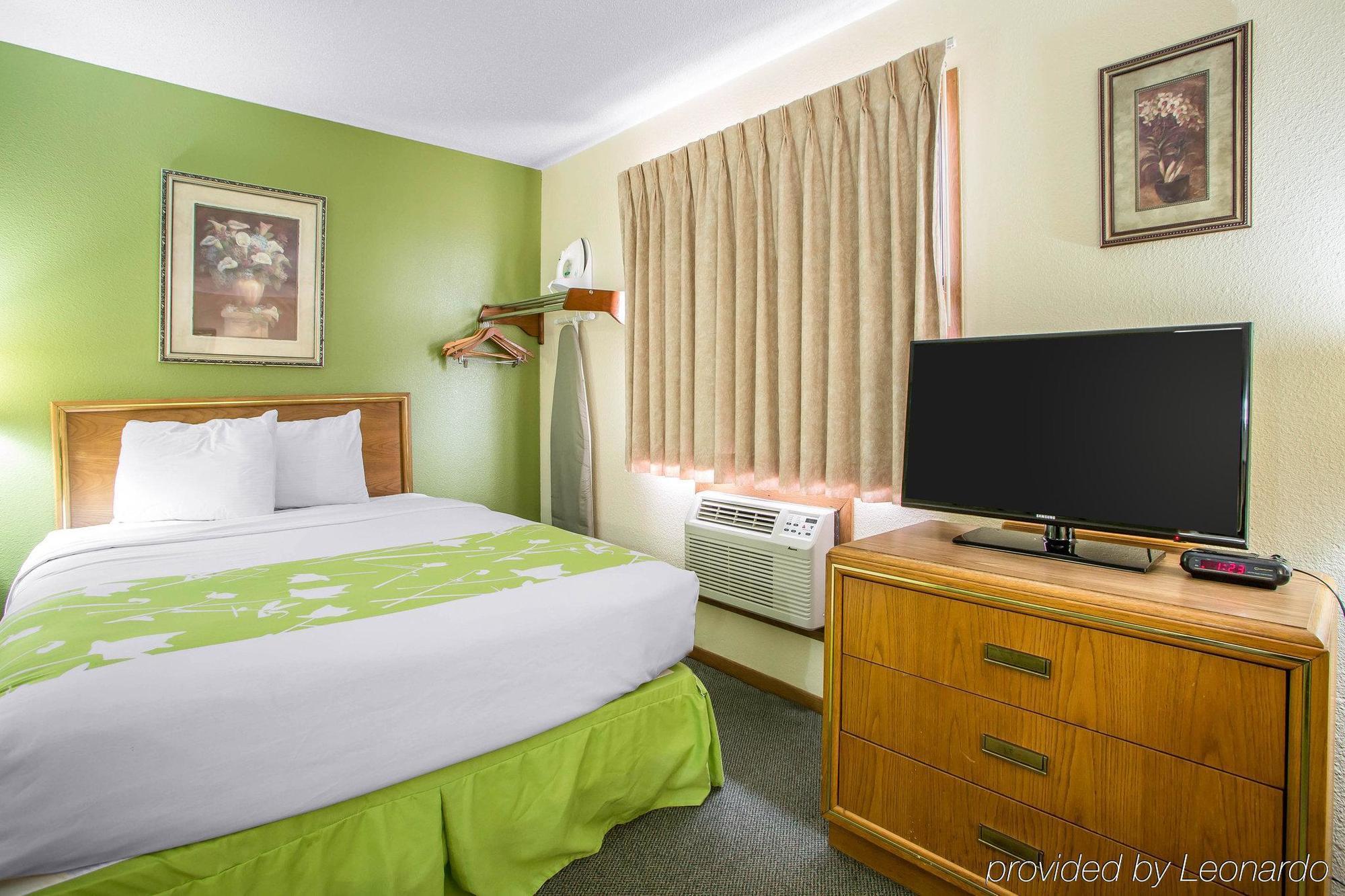 Econo Lodge Inn & Suites Dubuque Bagian luar foto