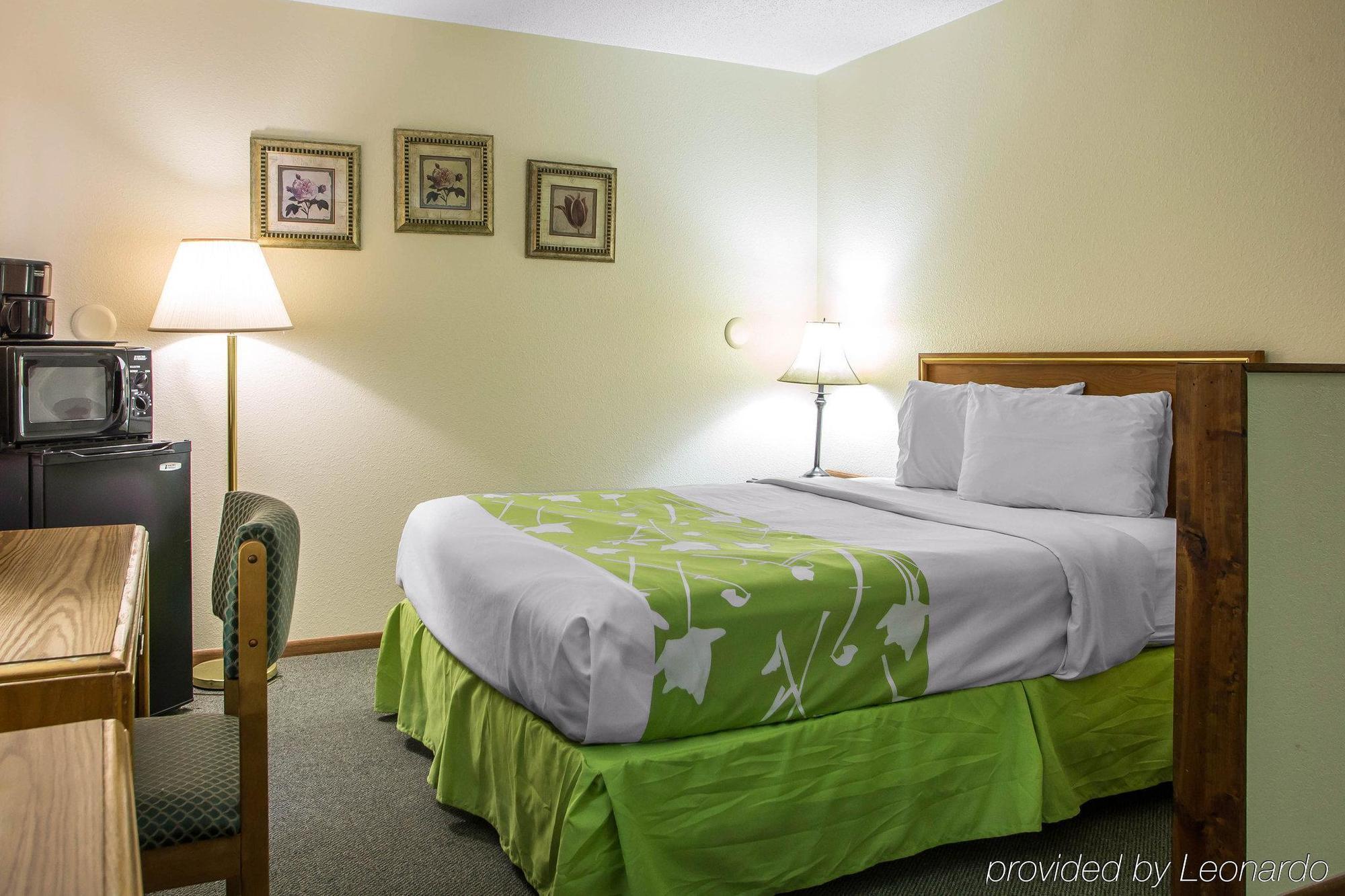 Econo Lodge Inn & Suites Dubuque Bagian luar foto