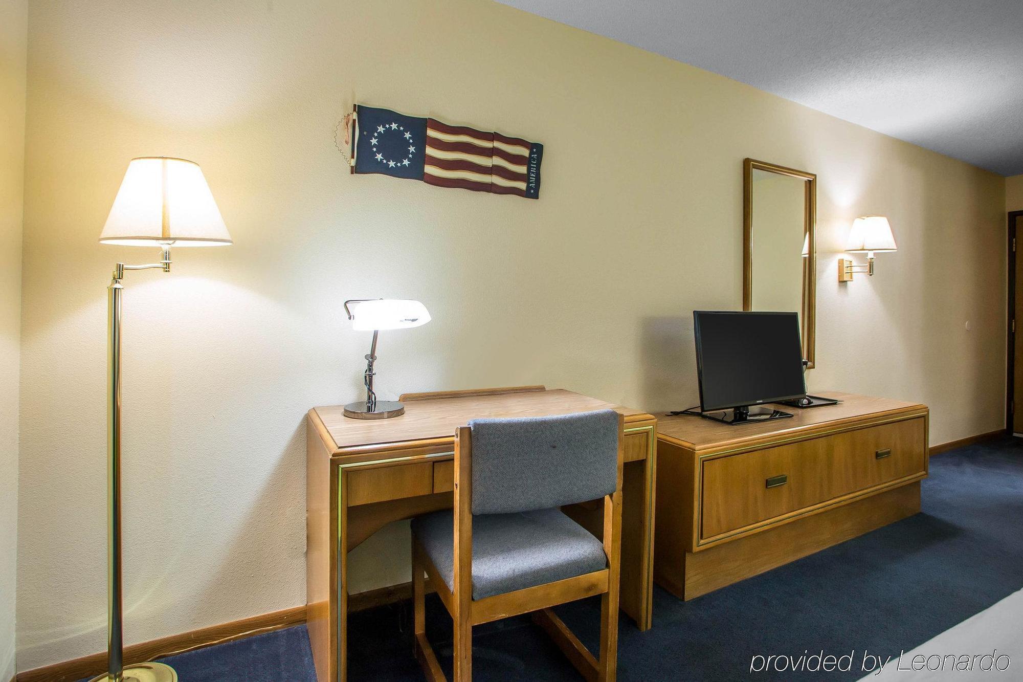 Econo Lodge Inn & Suites Dubuque Bagian luar foto