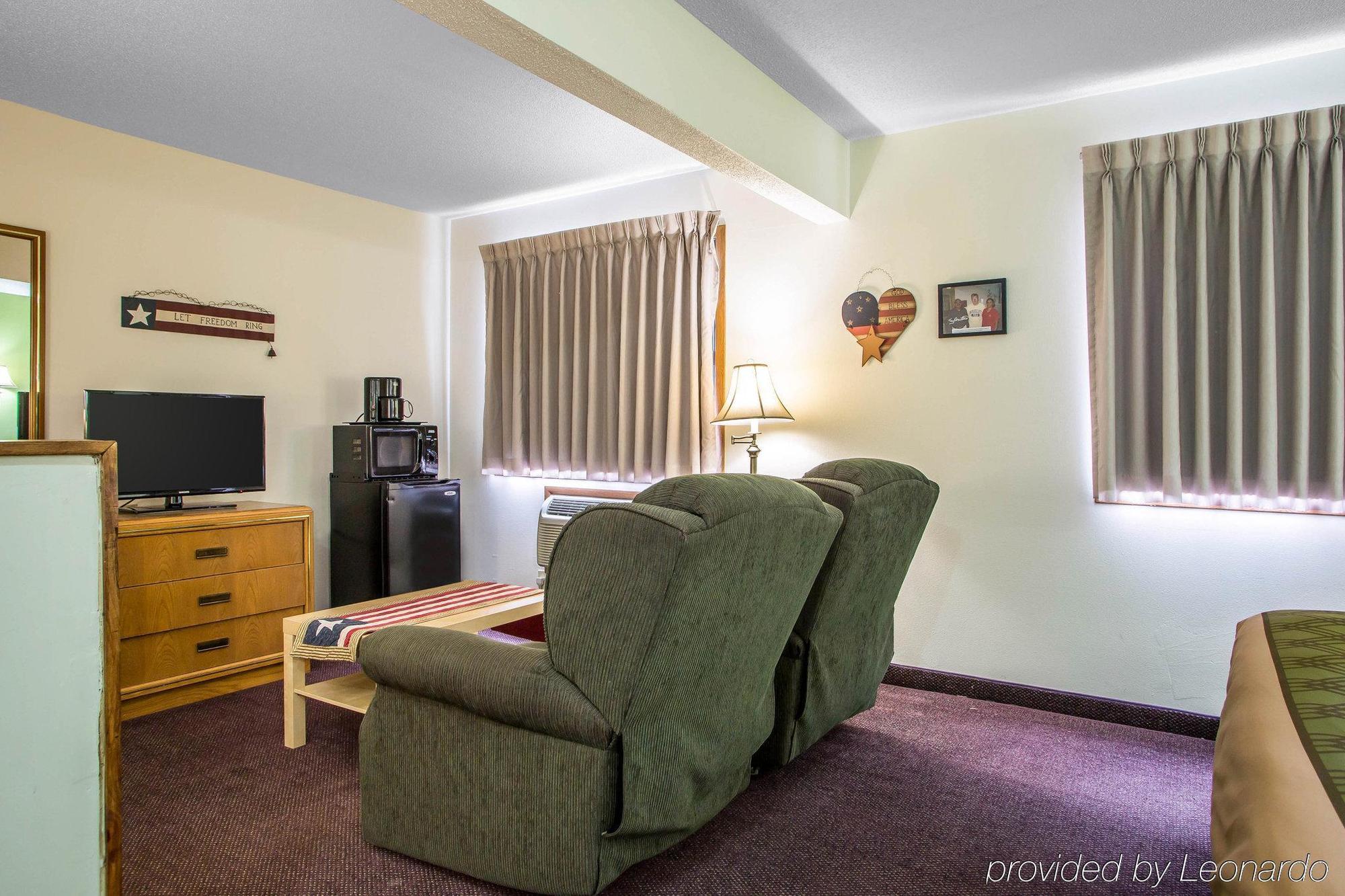 Econo Lodge Inn & Suites Dubuque Bagian luar foto