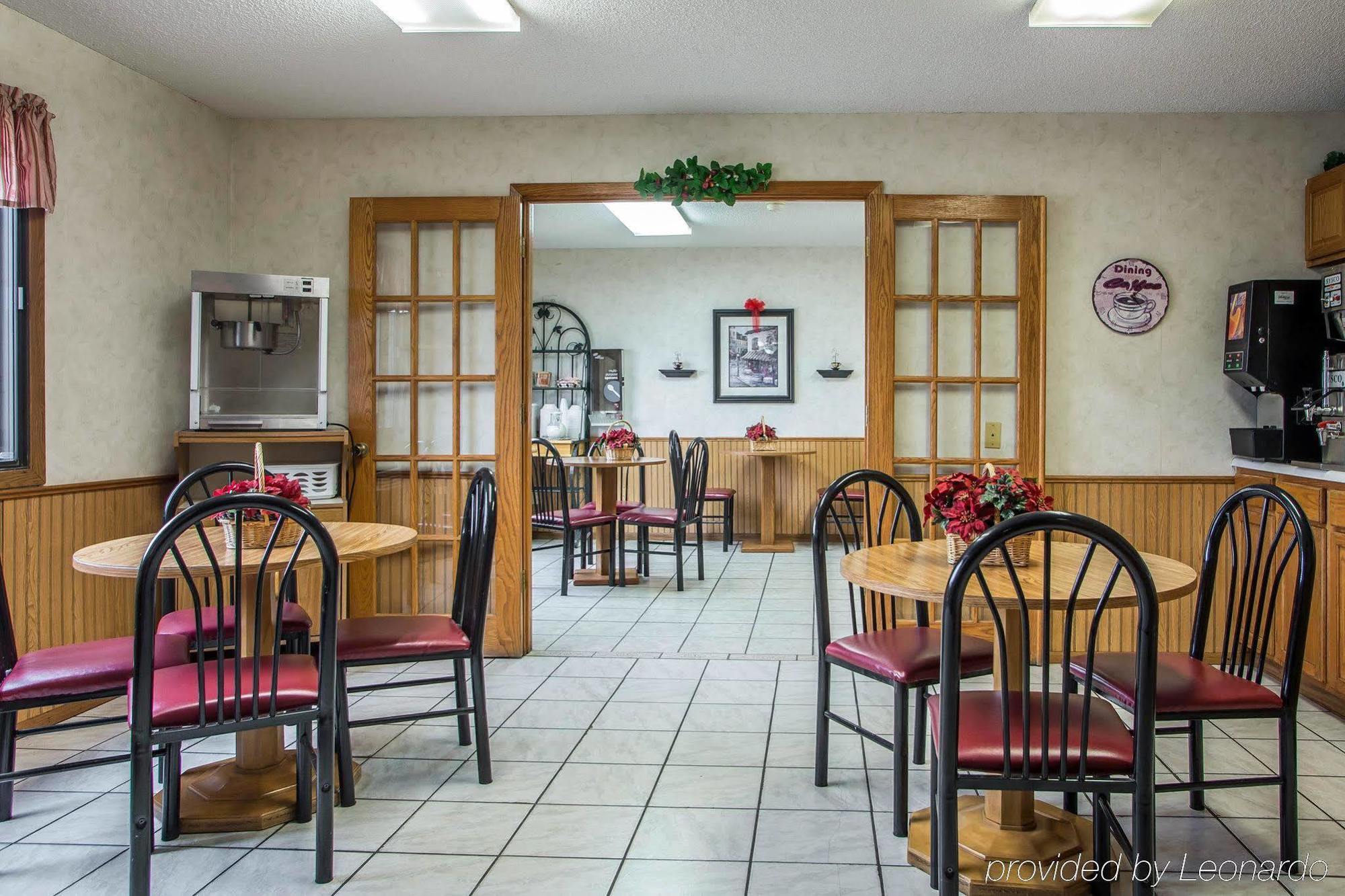 Econo Lodge Inn & Suites Dubuque Bagian luar foto