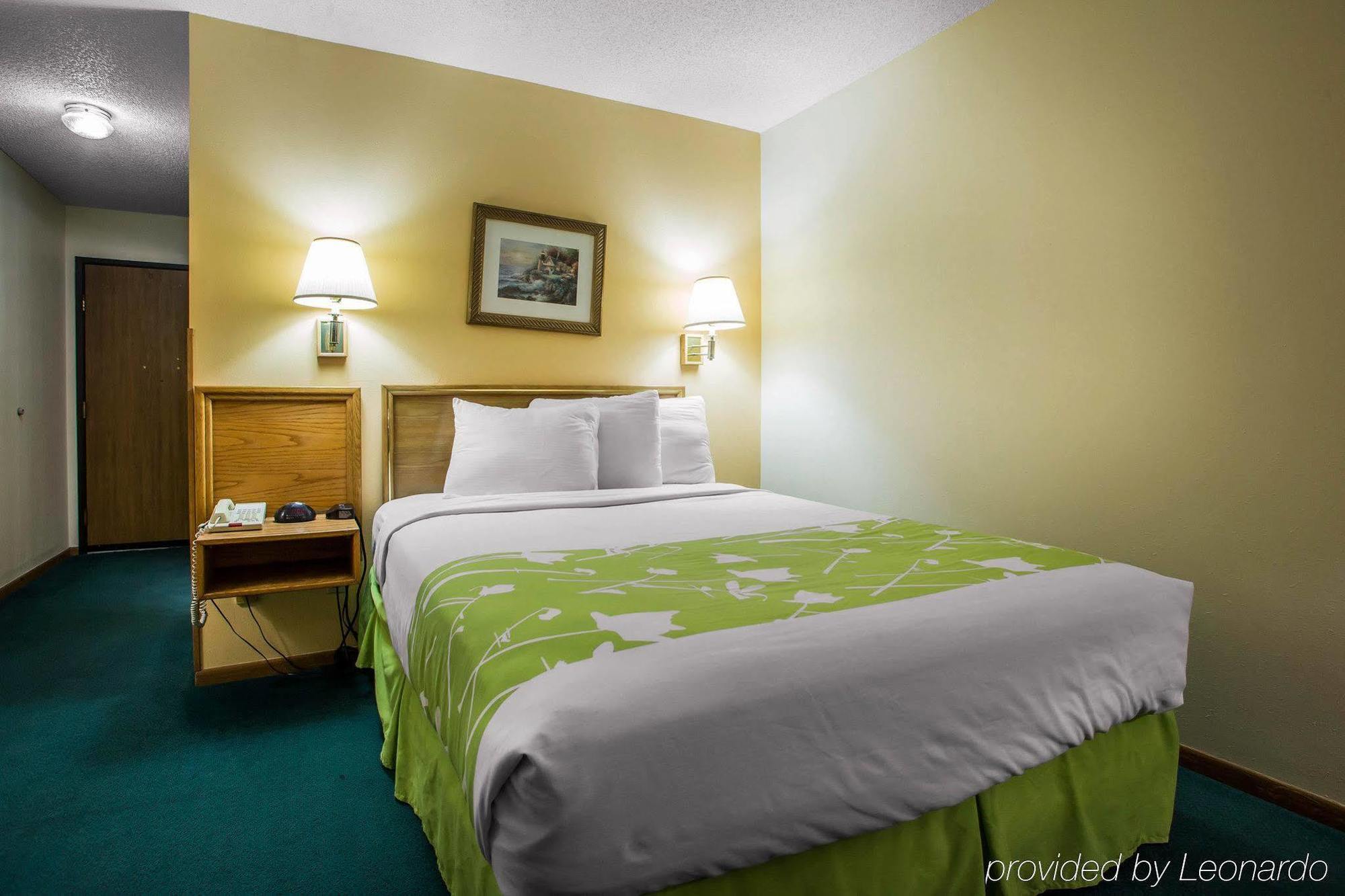 Econo Lodge Inn & Suites Dubuque Bagian luar foto