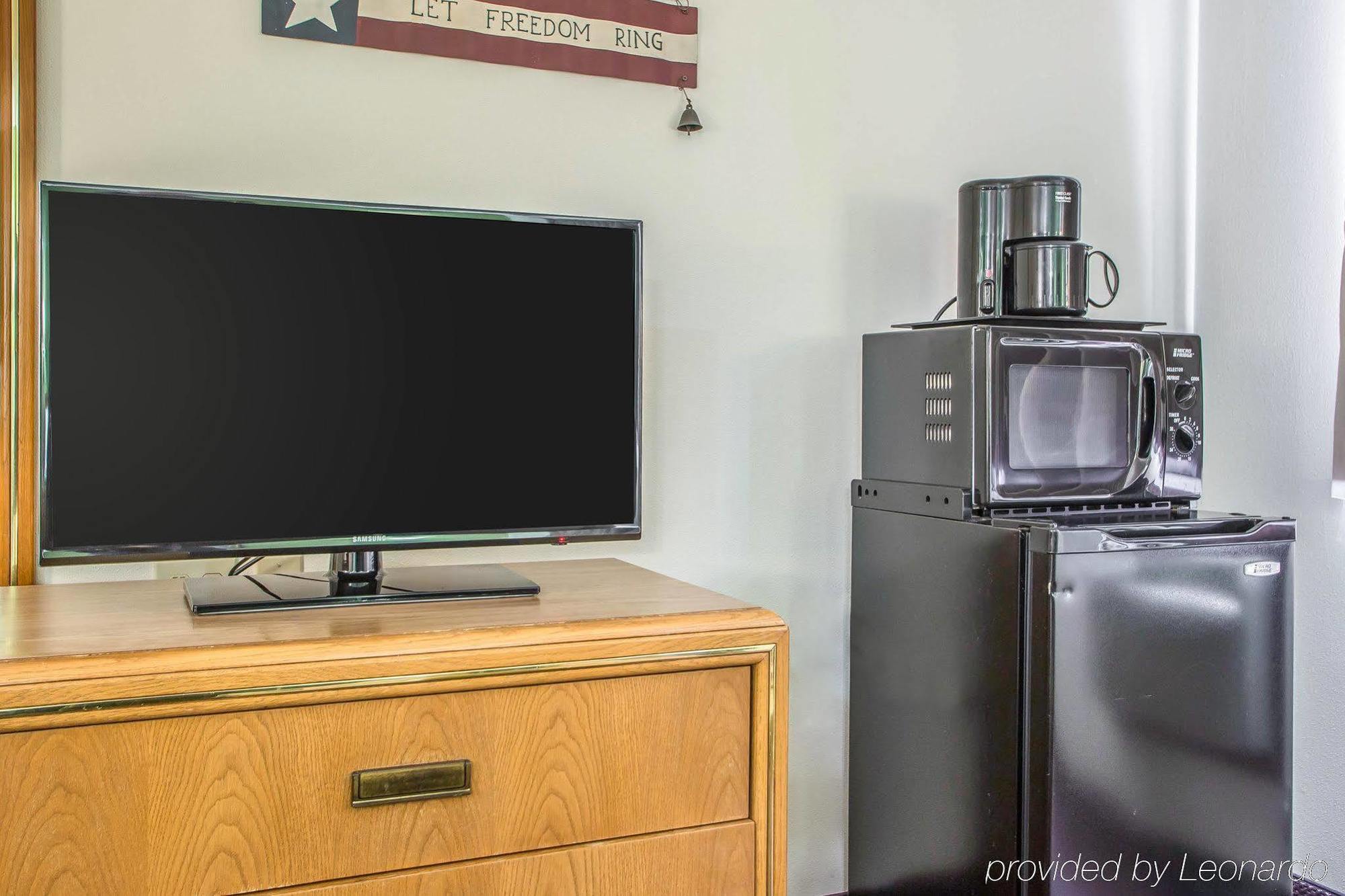 Econo Lodge Inn & Suites Dubuque Bagian luar foto
