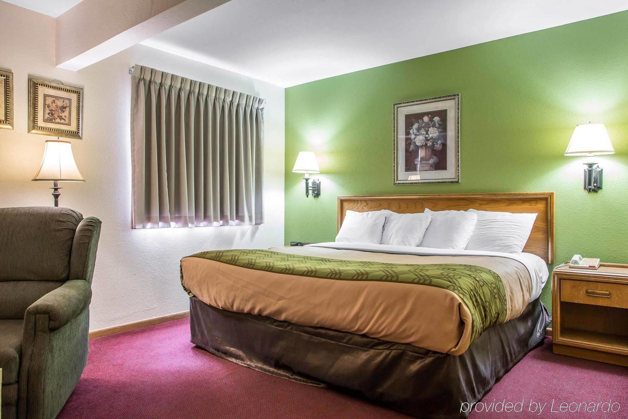 Econo Lodge Inn & Suites Dubuque Bagian luar foto