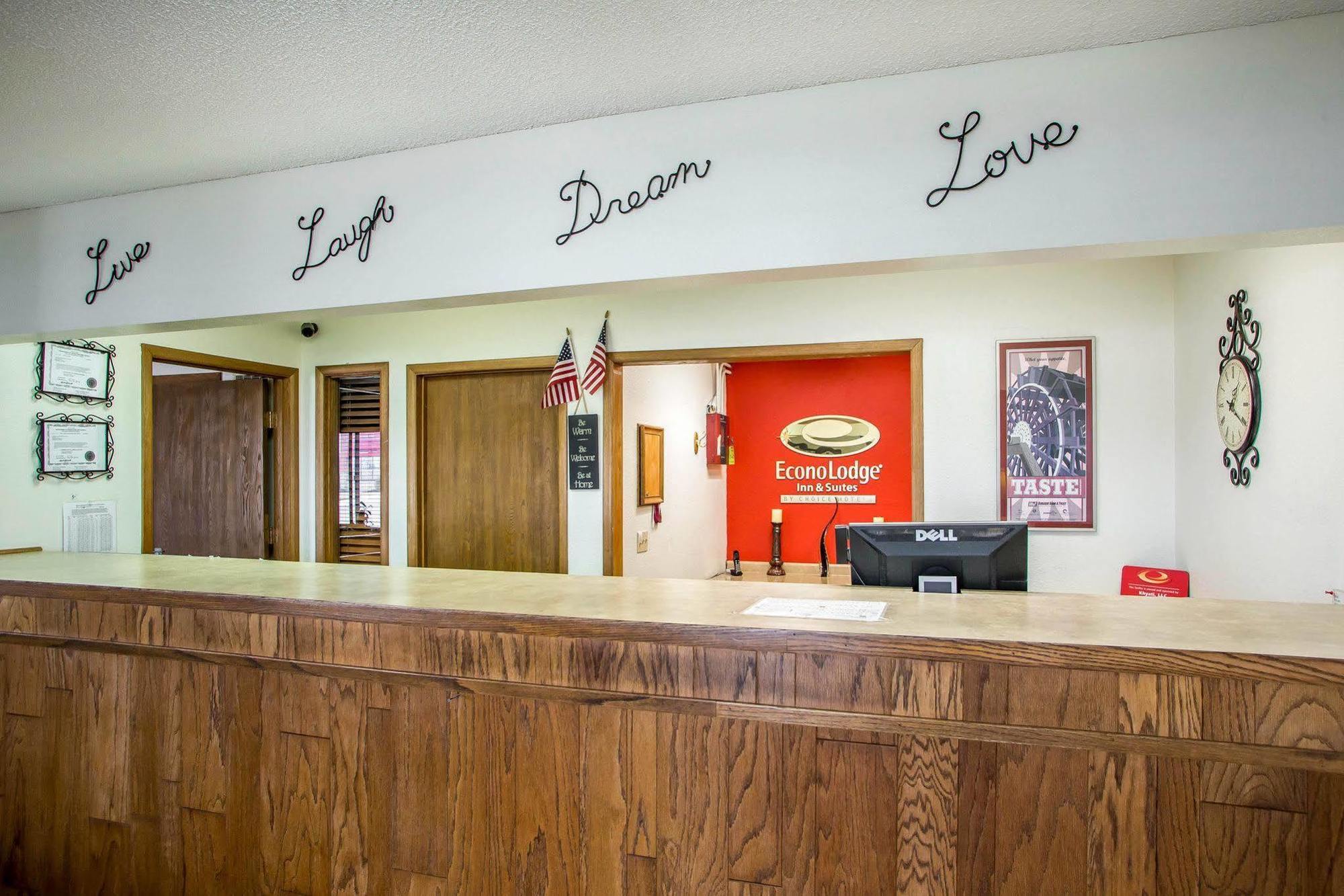 Econo Lodge Inn & Suites Dubuque Bagian luar foto