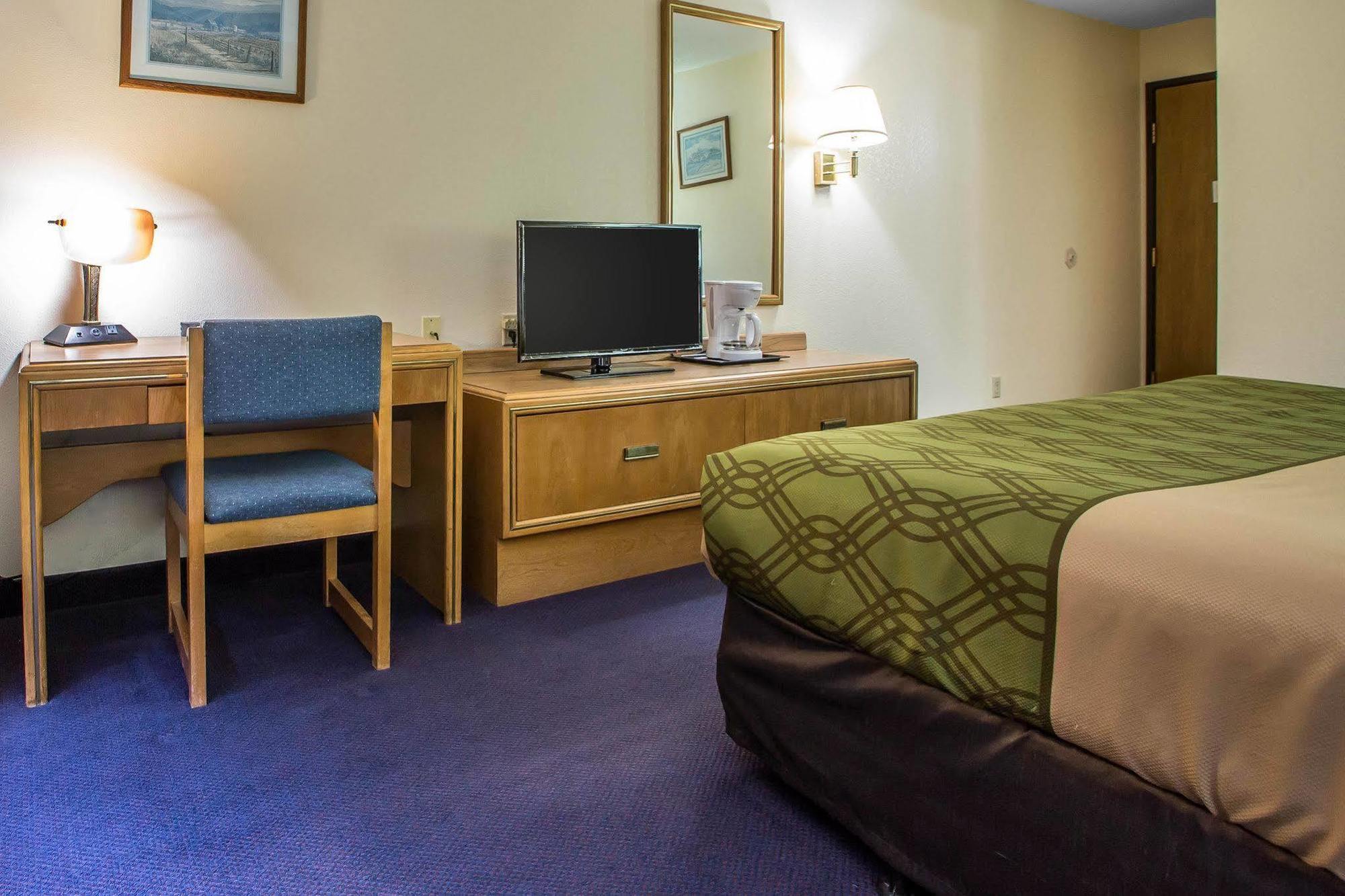 Econo Lodge Inn & Suites Dubuque Bagian luar foto