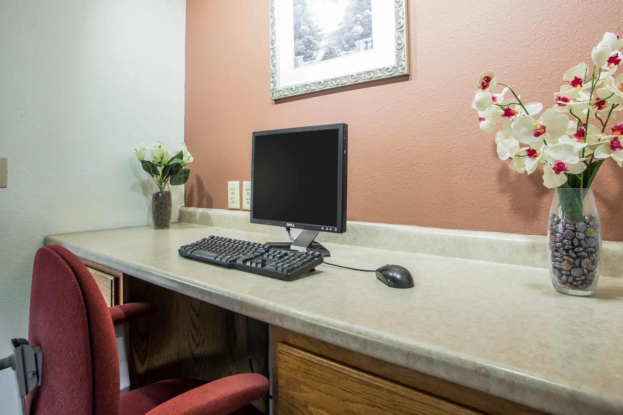 Econo Lodge Inn & Suites Dubuque Bagian luar foto