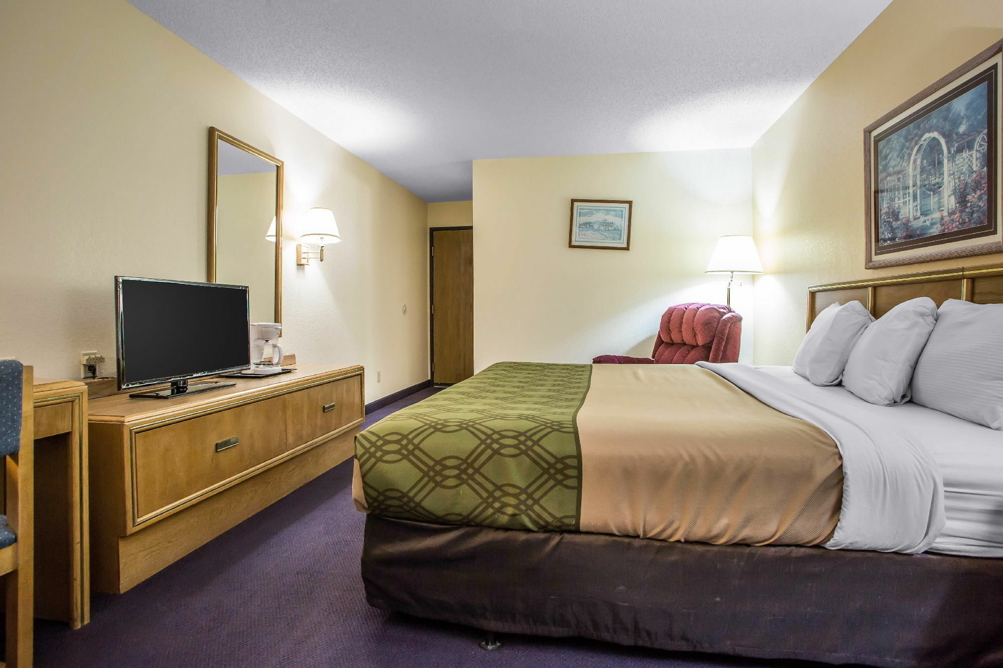 Econo Lodge Inn & Suites Dubuque Bagian luar foto