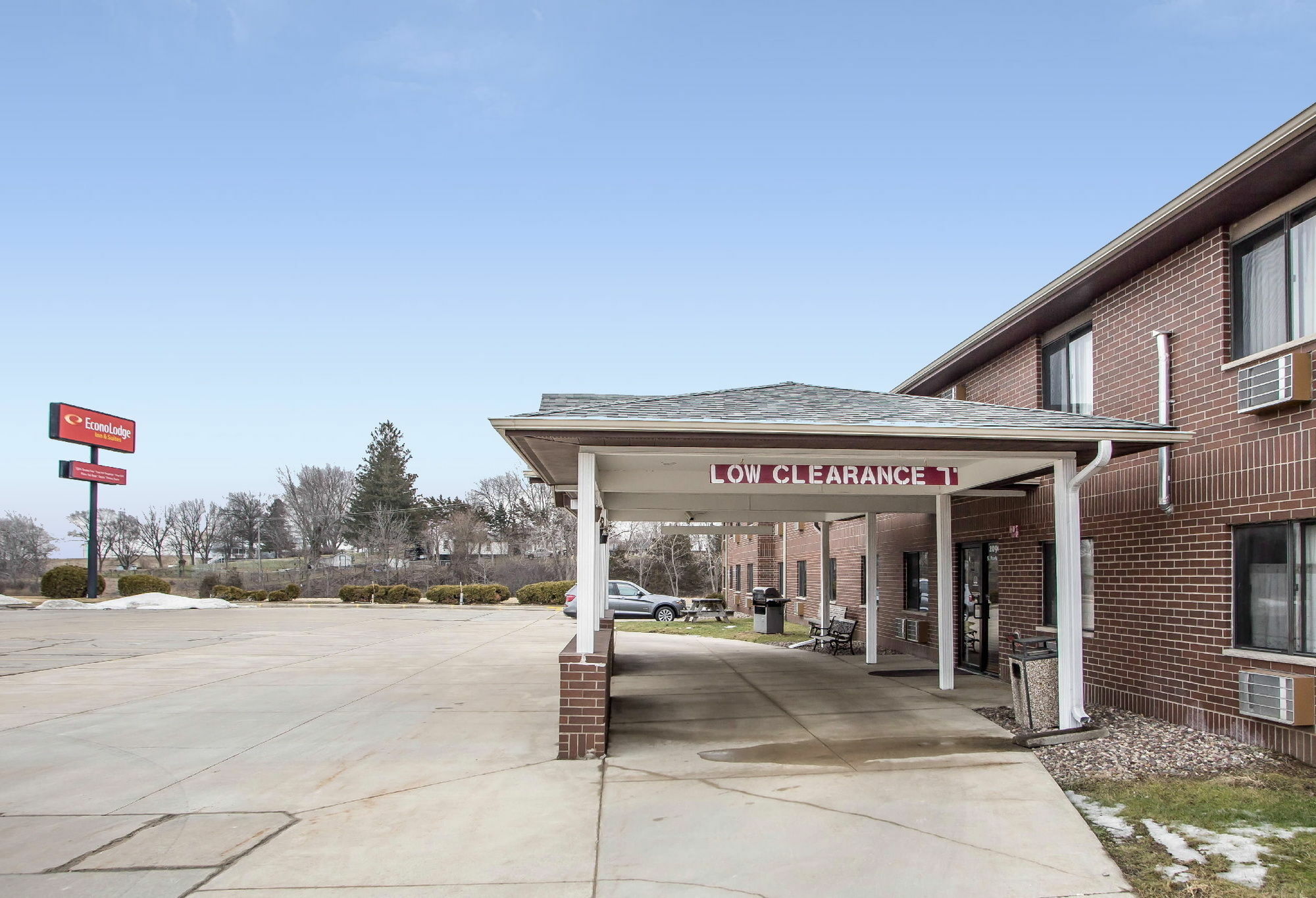 Econo Lodge Inn & Suites Dubuque Bagian luar foto