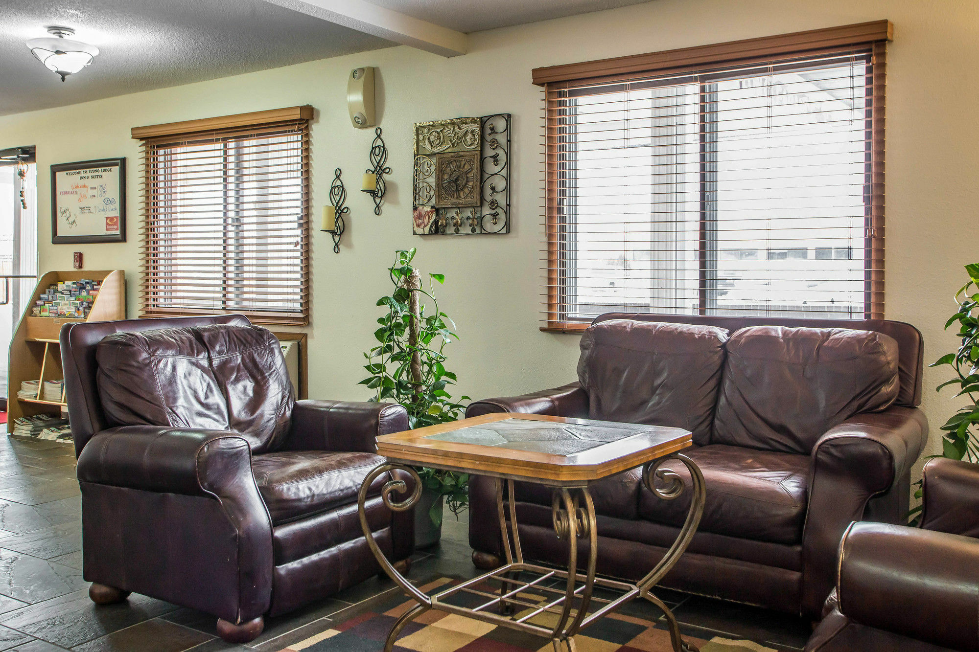 Econo Lodge Inn & Suites Dubuque Bagian luar foto