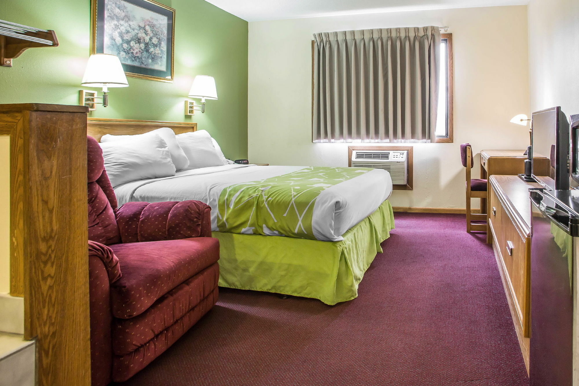 Econo Lodge Inn & Suites Dubuque Bagian luar foto